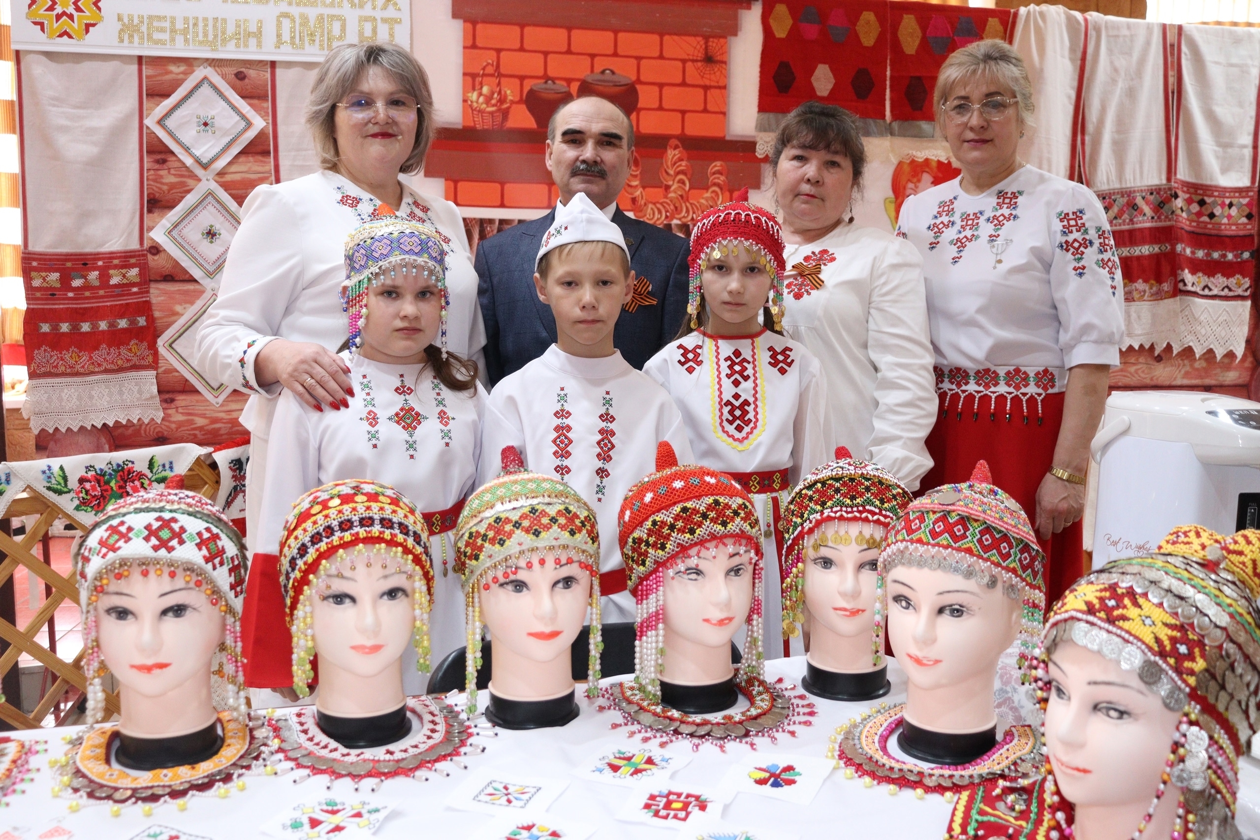 Учительница с учениками Чувашско-Безднинской школы