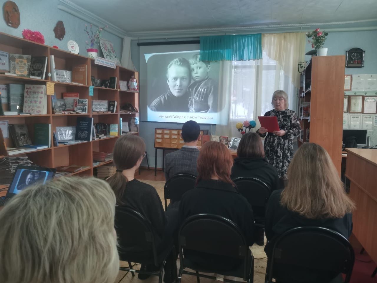 Библиотекăра йӗркеленӗ мероприятире ачасен юратнă çыравçи пирки калаçрăмăр