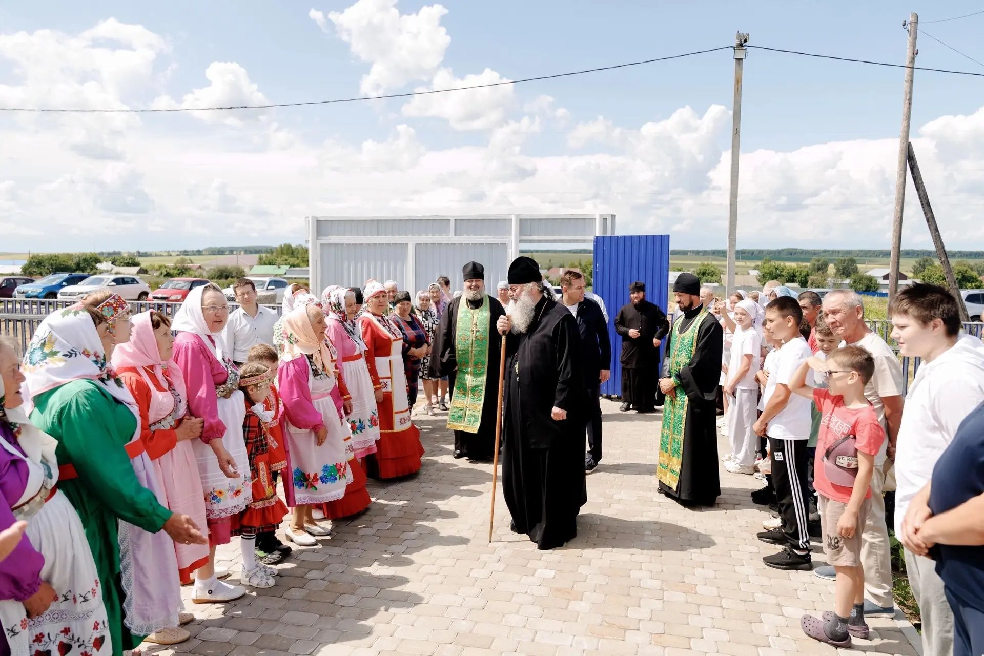 Апас районӗнчи Черккӗнри чăвашсем Кирилл митрополитран пил илнӗ