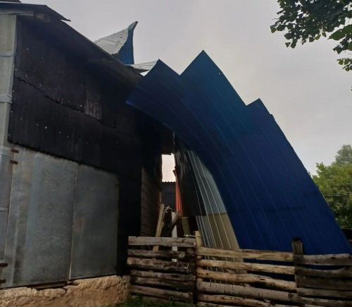 Аксу районӗнче вăйлă çил  икӗ çурт тата пилӗк хуралтă тăррине сирнӗ