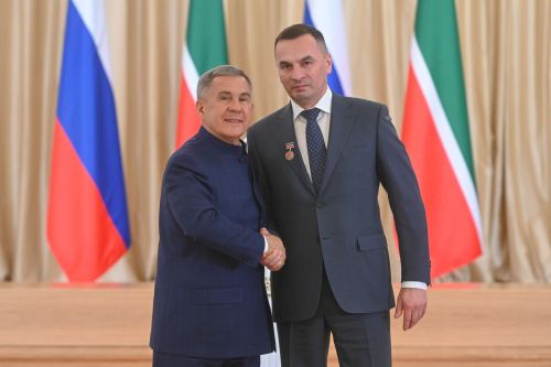 ТР Раисӗ Рустам Минниханов тутарстансене патшалăх наградисемпе чысларӗ