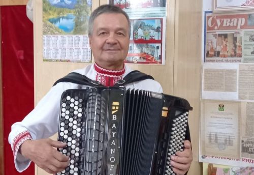Геннадий Садовникова «Сувар» çӗнӗ юрăсем çырма пулăшать