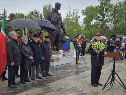 Хусанта тутар поэт-фронтовика Фатых Карима халалласа палӑк уҫӑлчӗ