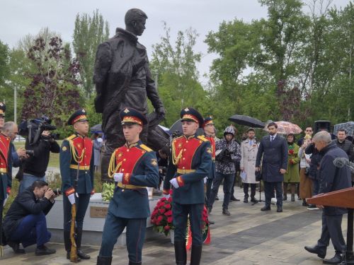 Хусанта тутар поэт-фронтовика Фатых Карима халалласа палӑк уҫӑлчӗ