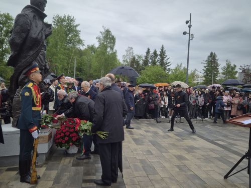 Хусанта тутар поэт-фронтовика Фатых Карима халалласа палӑк уҫӑлчӗ
