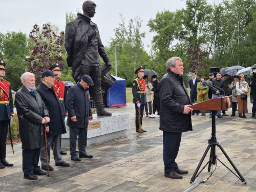 Хусанта тутар поэт-фронтовика Фатых Карима халалласа палӑк уҫӑлчӗ