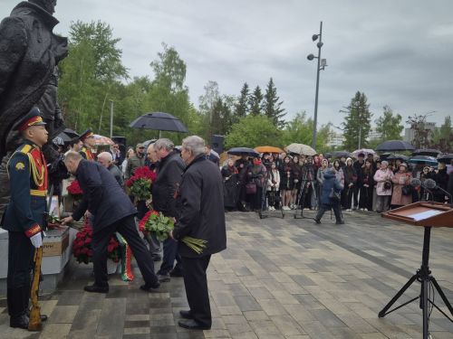 Хусанта тутар поэт-фронтовика Фатых Карима халалласа палӑк уҫӑлчӗ