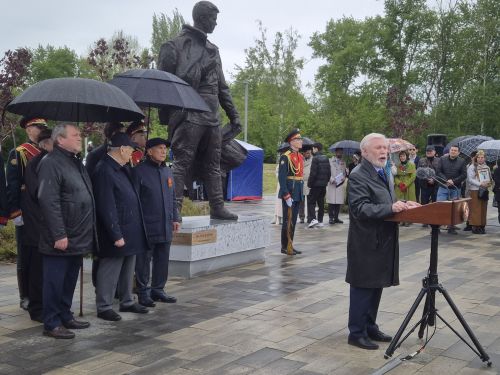 Хусанта тутар поэт-фронтовика Фатых Карима халалласа палӑк уҫӑлчӗ