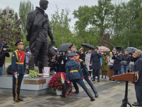 Хусанта тутар поэт-фронтовика Фатых Карима халалласа палӑк уҫӑлчӗ