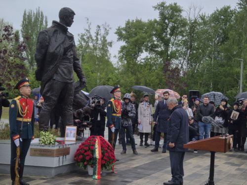 Хусанта тутар поэт-фронтовика Фатых Карима халалласа палӑк уҫӑлчӗ