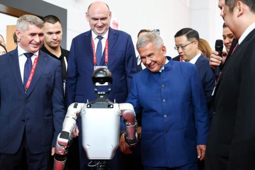 «Ростки» форумра Рустам Минниханов Тутарстана Китайпа нумай енпе ӗçлеме интереслӗ пулнине палăртрӗ