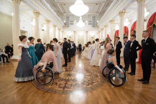 «Э-моция» инклюзи творчество студийӗ бала хутшăнакансене пуçтарма тытăннă