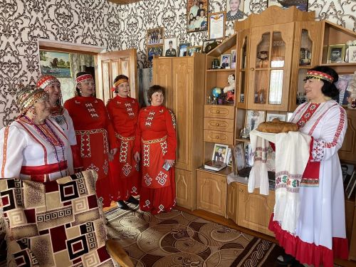 Саврăшпуç волонтерӗсем хăйсен талантлă ентешӗпе Владимир Егоровпа мăнаçланаççӗ