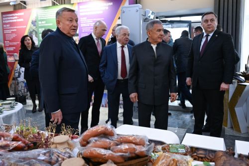 Рустам Минниханов пӗчӗк ялсенче те çӗнӗ йышши лавккасем кирлине палăртрӗ
