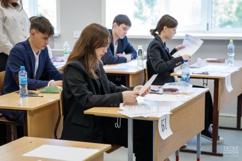 Ешӗлвар хулинче Пӗрлехи патшалăх экзаменӗнче 100 балл пухнă ачасене 100 пин тенкӗ парса хавхалантарӗç