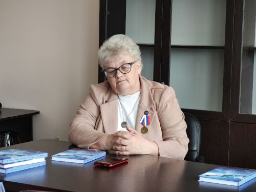 СВОна хутшăнакан салтаксем çинчен çыракан Елена Николаевăна Раççейӗн нумай регионӗнче пӗлеççӗ