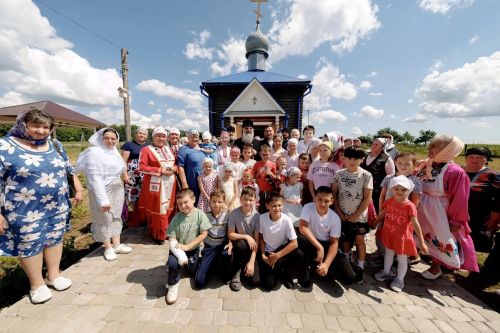 Апас районӗнчи Черккӗнри чăвашсем Кирилл митрополитран пил илнӗ