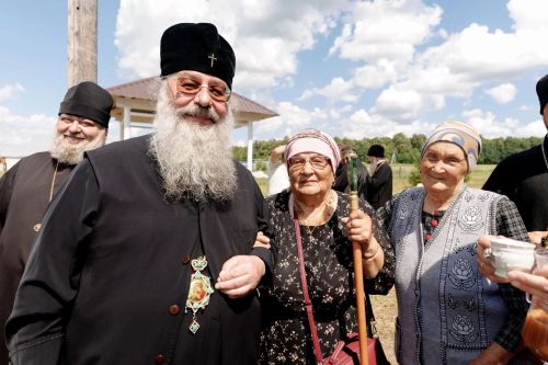 Апас районӗнчи Черккӗнри чăвашсем Кирилл митрополитран пил илнӗ