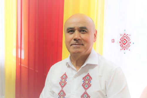 Чăваш Республикин тава тивӗçлӗ вӗрентекенӗ Геронтий Никифоров «Сувар» хаçата менелникпе саламлать