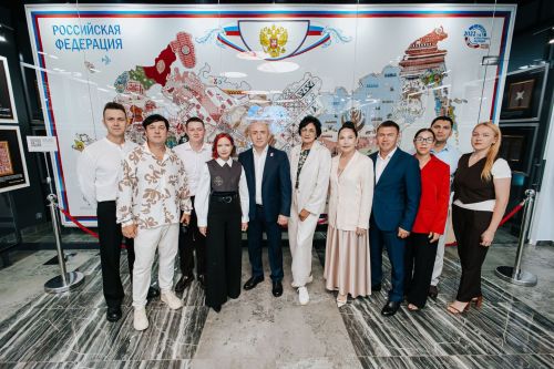 ЧР Премьер-министрӗ Сергей Артамонов чăваш артисчӗсене Петӗр Хусанкайăн сăввипе пурне те хавхалантаракан юрă çыртарма сӗннӗ