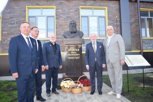 Пăва хулинче И.Я. Яковлевăн палăкӗ уçăлчӗ
