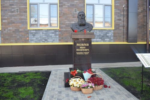 Пăва хулинче И.Я. Яковлевăн палăкӗ уçăлчӗ
