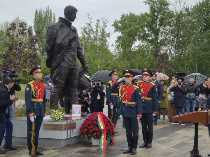 Хусанта тутар поэт-фронтовика Фатых Карима халалласа палӑк уҫӑлчӗ