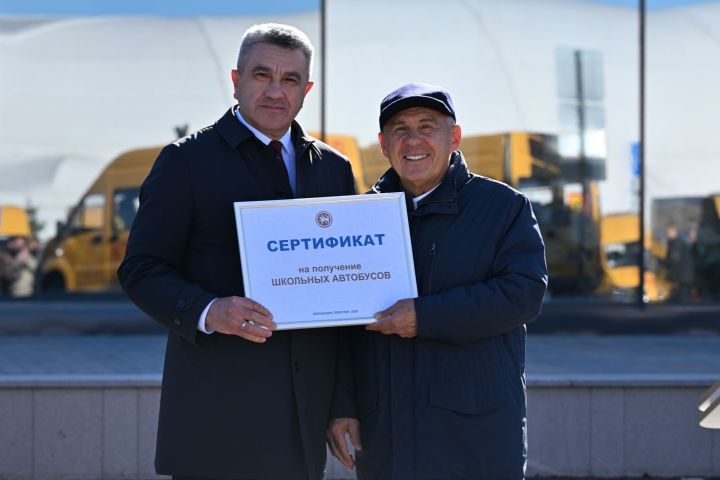 Рустам Минниханов Тутарстан вӗрентекенӗсене Учитель кунӗпе саламларӗ