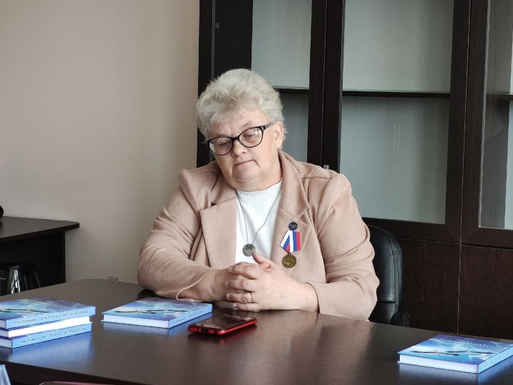 СВОна хутшăнакан салтаксем çинчен çыракан Елена Николаевăна Раççейӗн нумай регионӗнче пӗлеççӗ