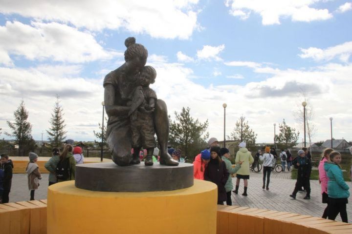 Памятник Матери открыли в Татарстане