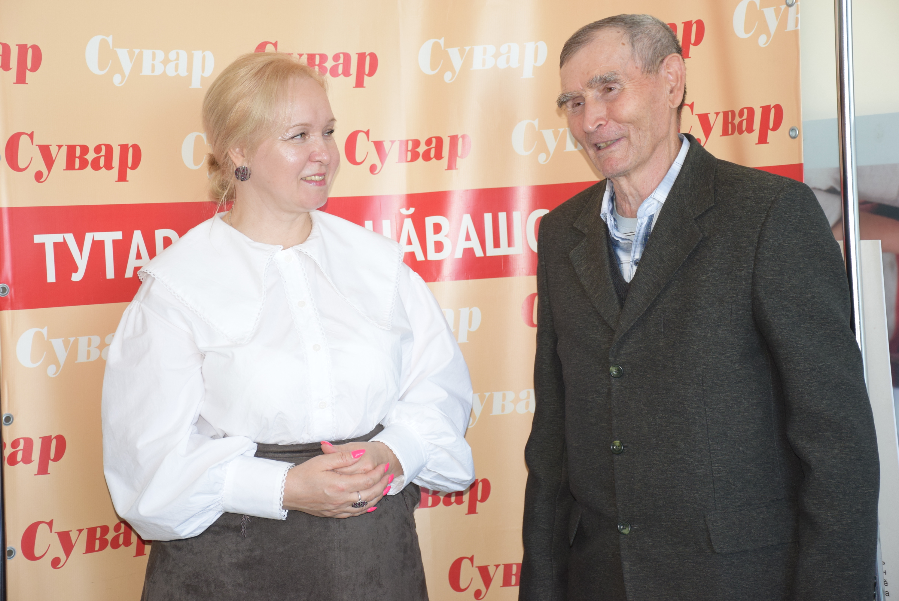 Аркадий Михайлова Чăваш çыравçисен союзӗн удостоверенине панă самант. 