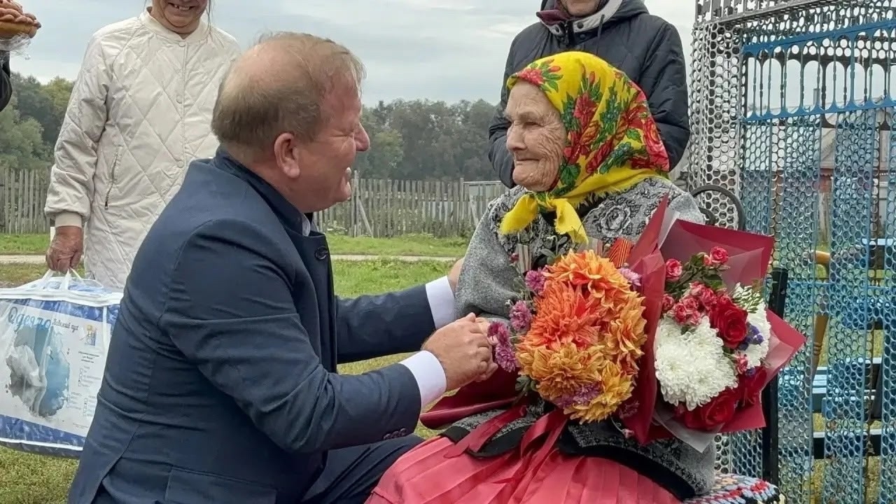 Именинницу поздравляет глава района М.Р.Гафаров