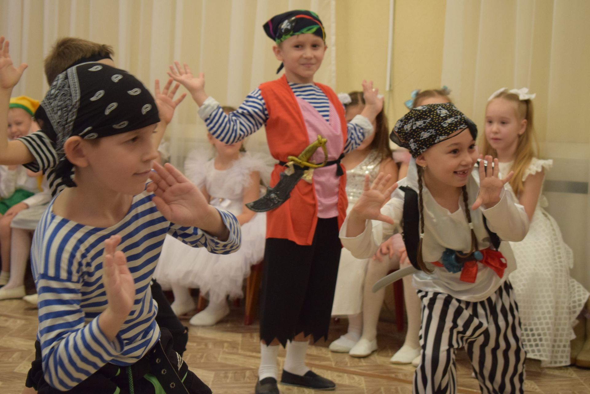 Хусанта вырăс, тутар, мари ачисене чăвашла юрлаттараяççӗ пулсан, чăваш ялӗсенчи садиксенче мӗн чăрмантарать-ши?