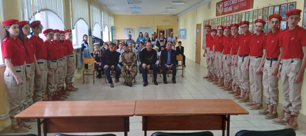 Отпуска килнӗ Николай Никифоровпа Вячеслав Алякин аслă классенче вӗренекенсемпе тӗл пулчӗç
