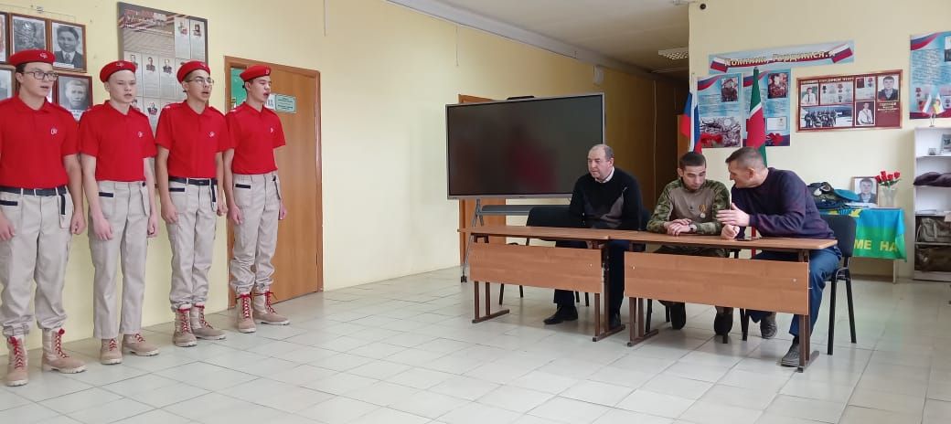 Отпуска килнӗ Николай Никифоровпа Вячеслав Алякин аслă классенче вӗренекенсемпе тӗл пулчӗç
