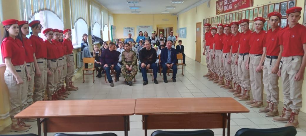 Отпуска килнӗ Николай Никифоровпа Вячеслав Алякин аслă классенче вӗренекенсемпе тӗл пулчӗç