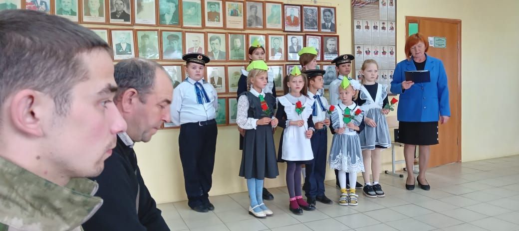 Отпуска килнӗ Николай Никифоровпа Вячеслав Алякин аслă классенче вӗренекенсемпе тӗл пулчӗç