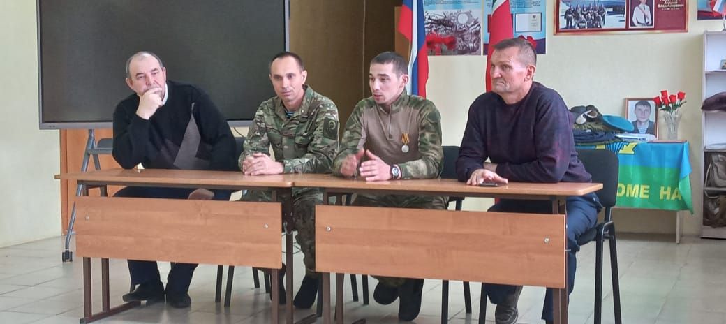 Отпуска килнӗ Николай Никифоровпа Вячеслав Алякин аслă классенче вӗренекенсемпе тӗл пулчӗç