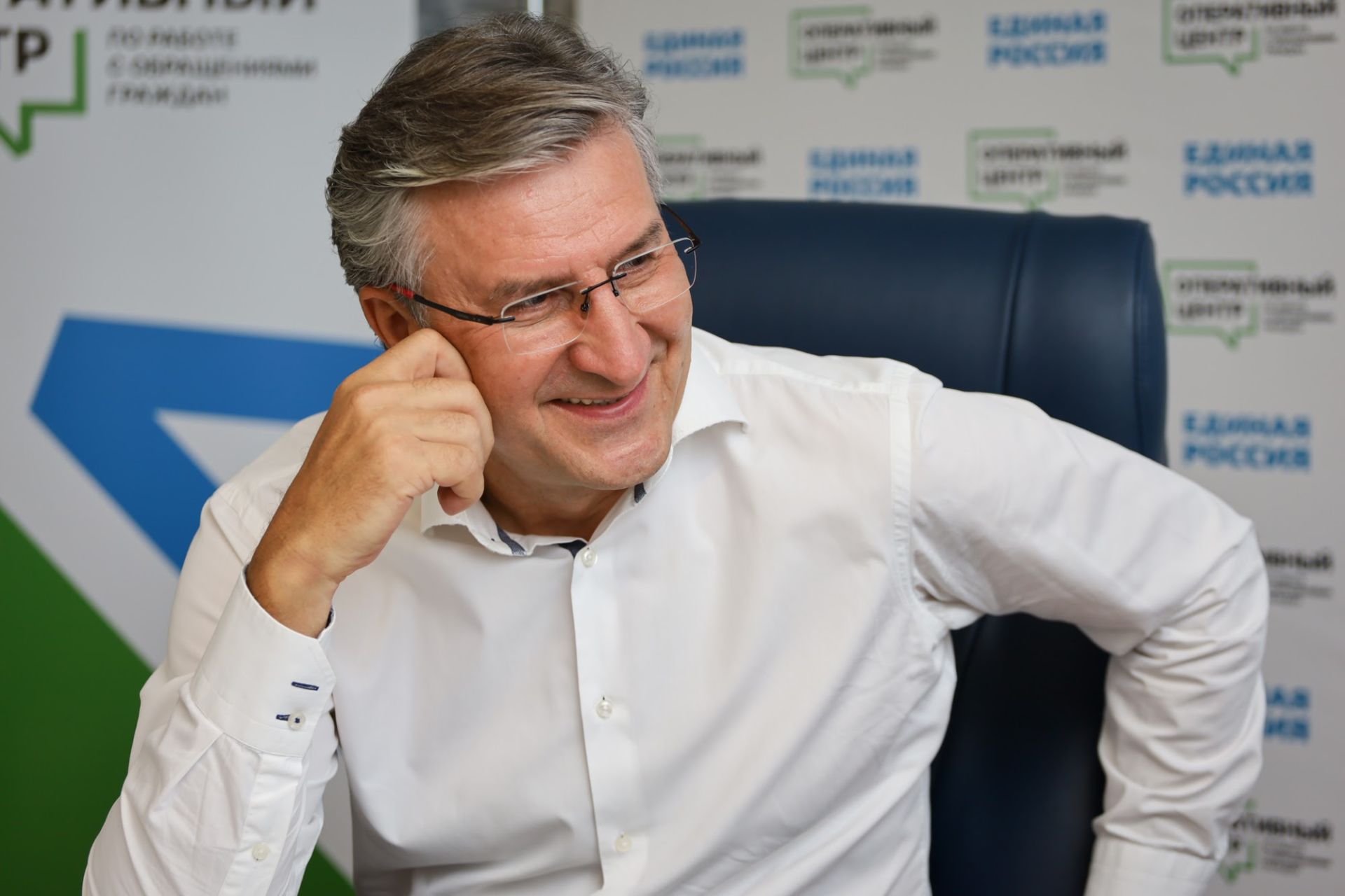 Айрат Фаррахов ятарлă çар операцине хутшăннă медицина ӗçченӗсен тăванӗсемпе тӗл пулать