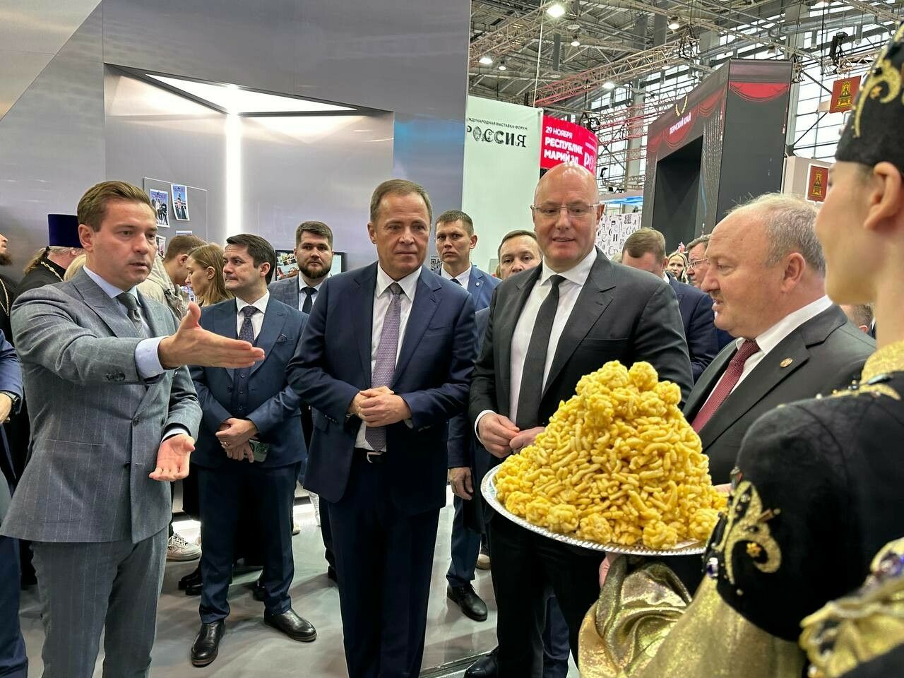 Раççей вице-премьерӗпе РФ Президенчӗн Атăлçи округӗнчи полномочиллӗ представителӗ Тутарстан стенчӗпе паллашнă