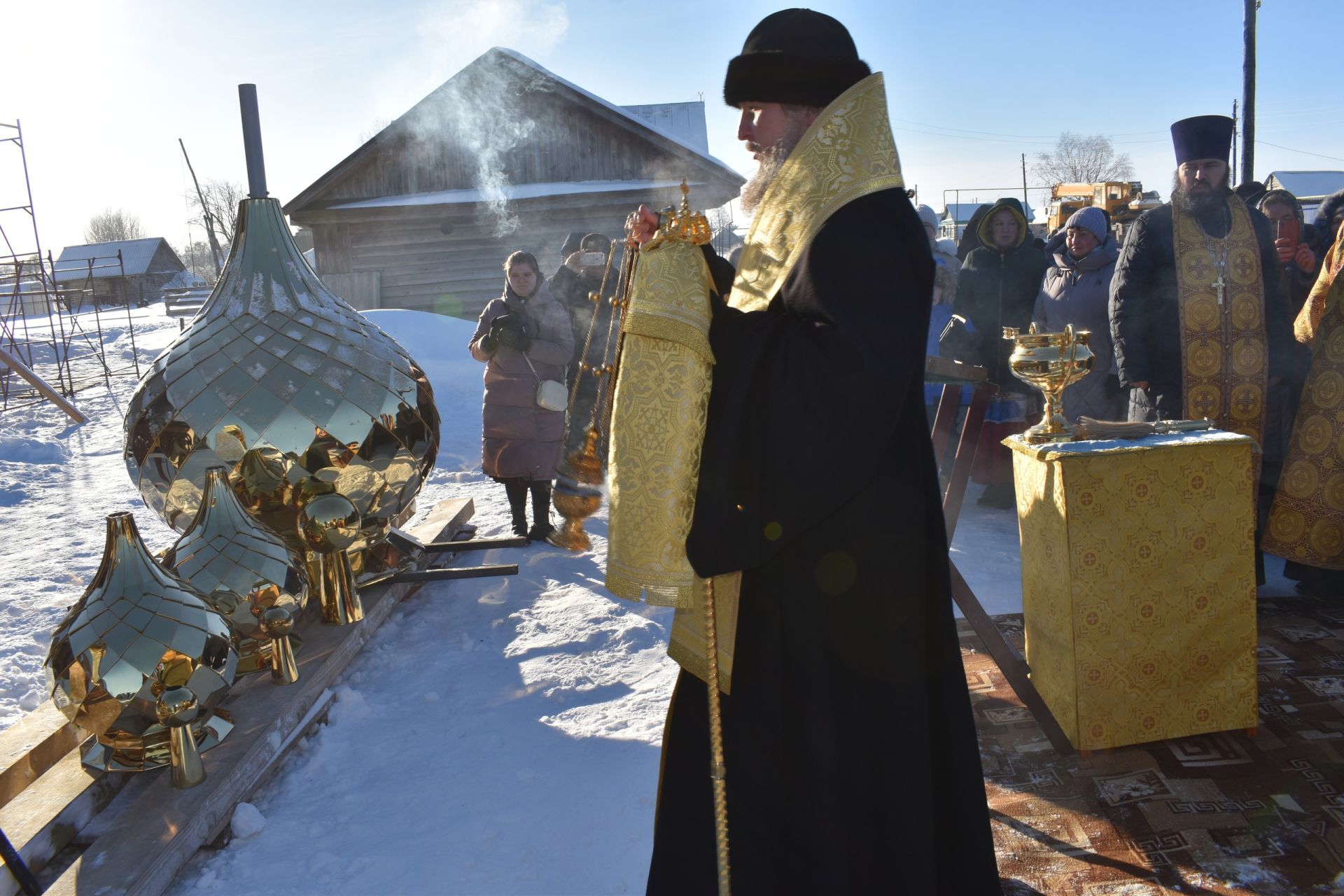 Çӗмӗртлӗре тăвакан чиркӗвӗн куполӗсемпе хӗресӗсене светить турӗç