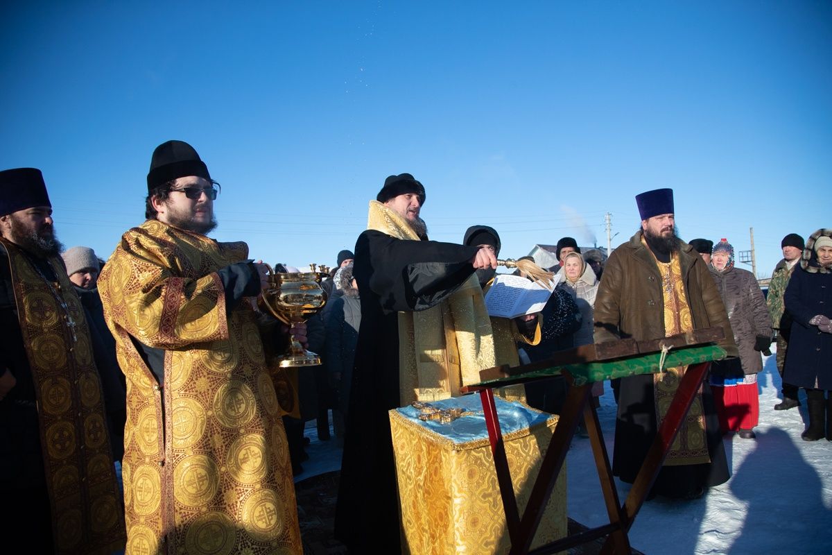 Çӗмӗртлӗре тăвакан чиркӗвӗн куполӗсемпе хӗресӗсене светить турӗç