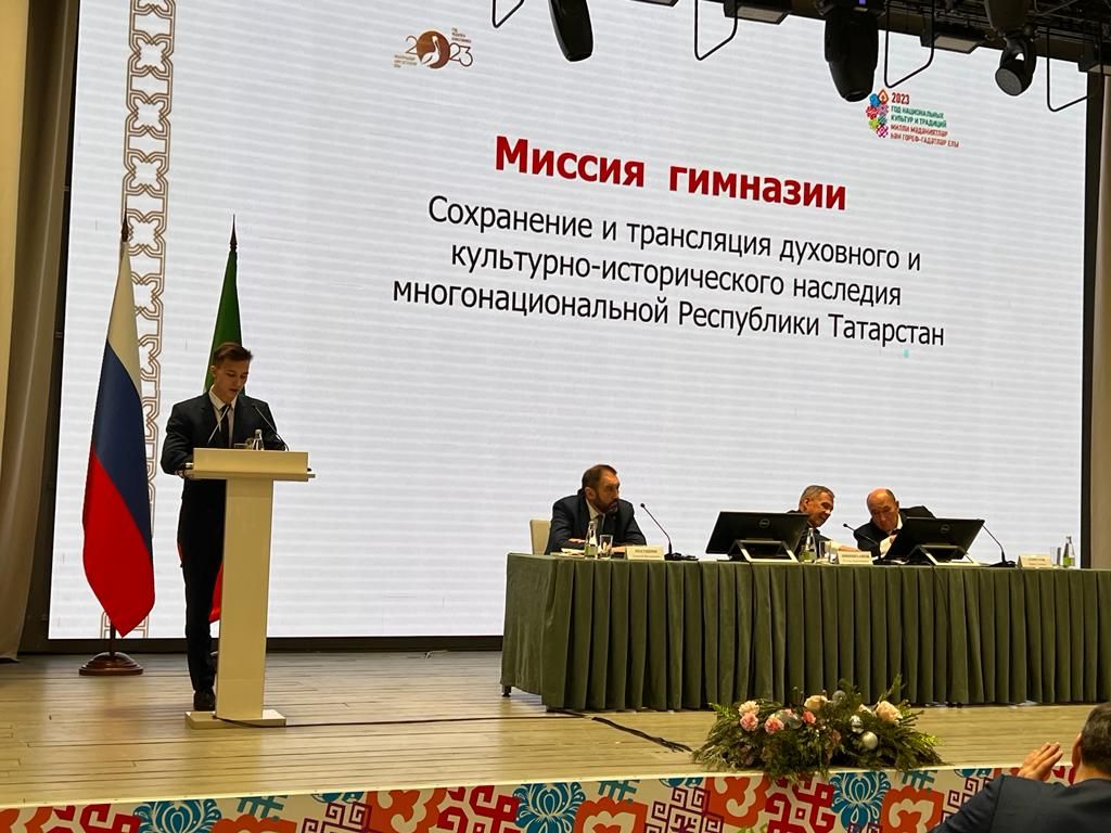 Анат Камăри 34-мӗш гимназире вӗренекен Роман Матросов ТР Раисӗ çумӗнчи Нацисен тата конфессисен хушшинчи хутшăнусен канашӗн ларăвӗнче тухса калаçнă