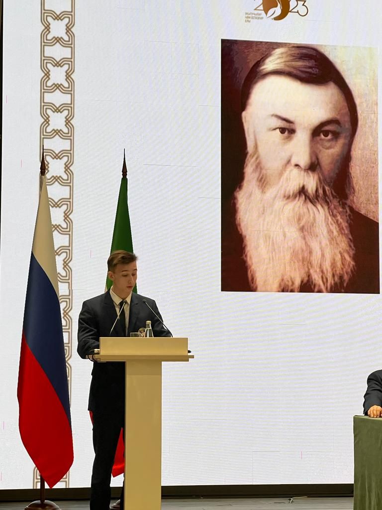 Анат Камăри 34-мӗш гимназире вӗренекен Роман Матросов ТР Раисӗ çумӗнчи Нацисен тата конфессисен хушшинчи хутшăнусен канашӗн ларăвӗнче тухса калаçнă