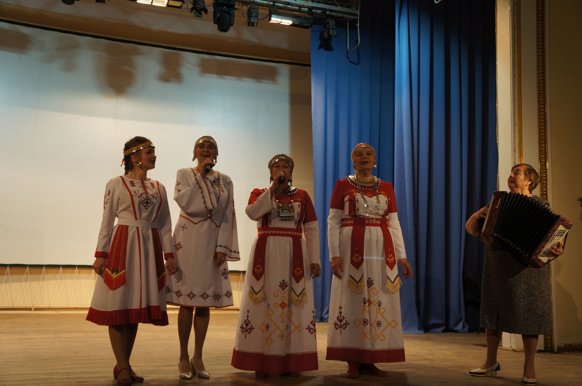 ЧУВАШИ САНКТ-ПЕТЕРБУРГА УКРЕПЛЯЮТ ШЕФСКИЕ СВЯЗИ