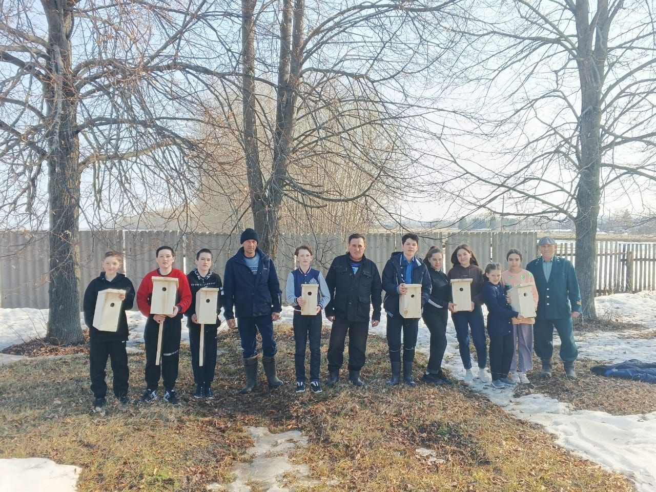 Аксу районӗнчи Емелькино шкулӗнче вӗренекенсем кашни çул вăрман хуçалăхне пулăшаççӗ – шăнкăрч йăвисем туса параççӗ