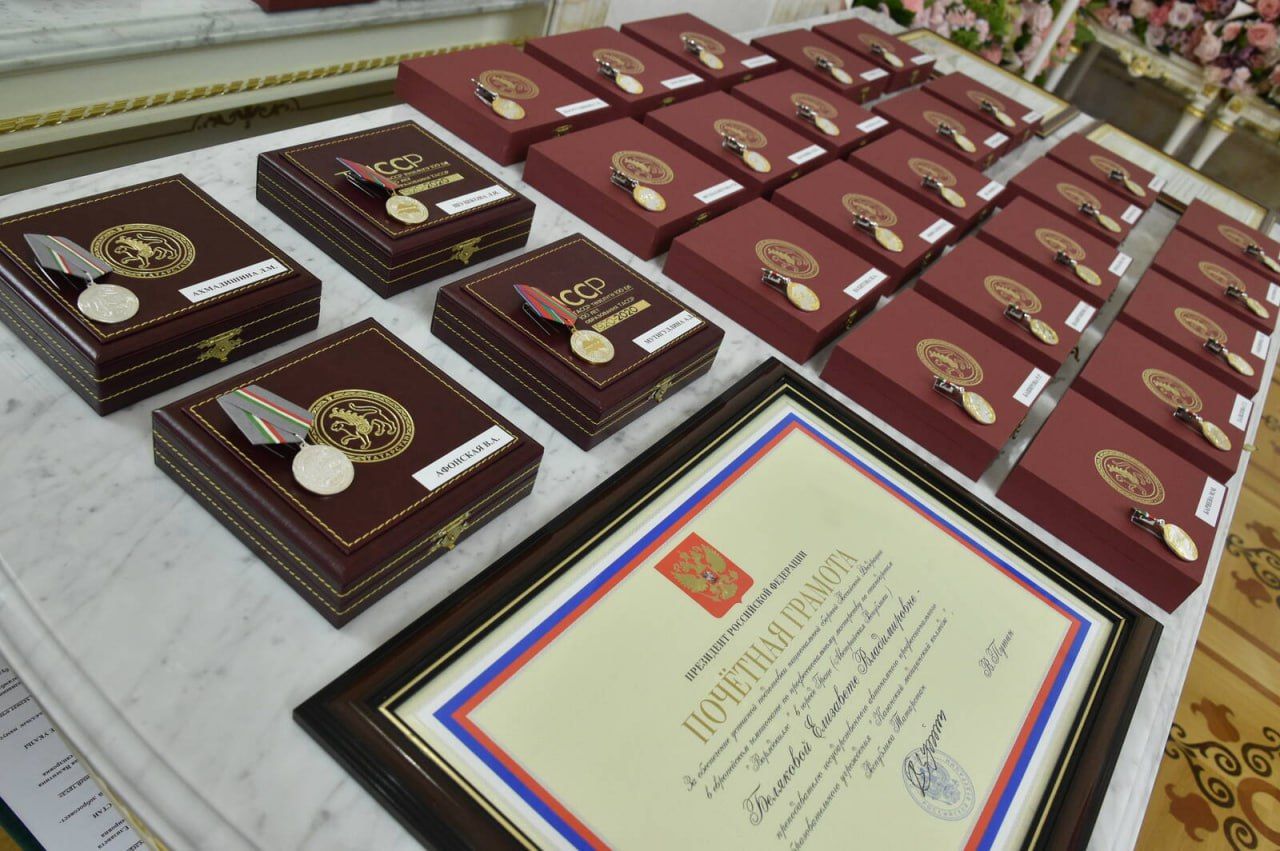 Рустам Минниханов хӗрарăм-педагогсене патшалăх наградисем панă