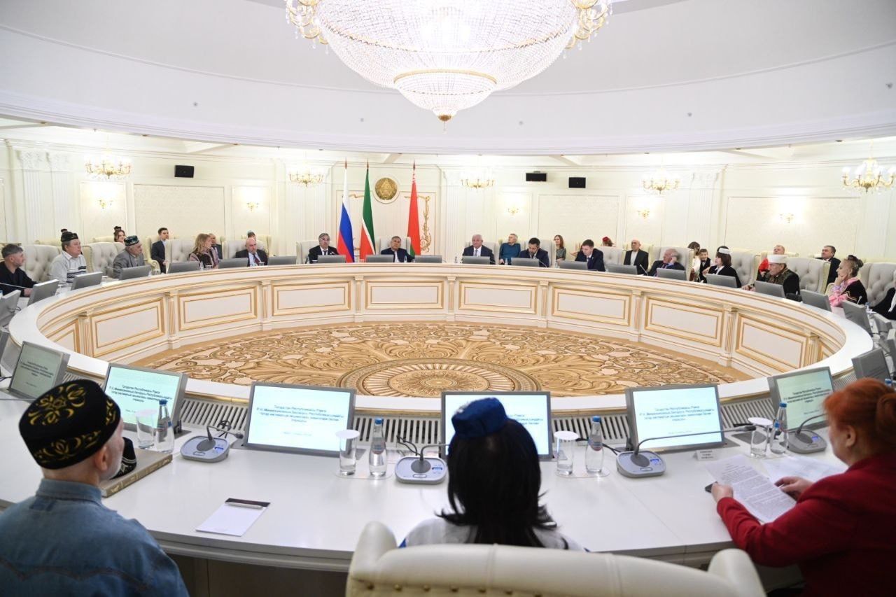 Рустам Минниханов Беларусьри тутар обществисен представителӗсемпе тӗл пулнă