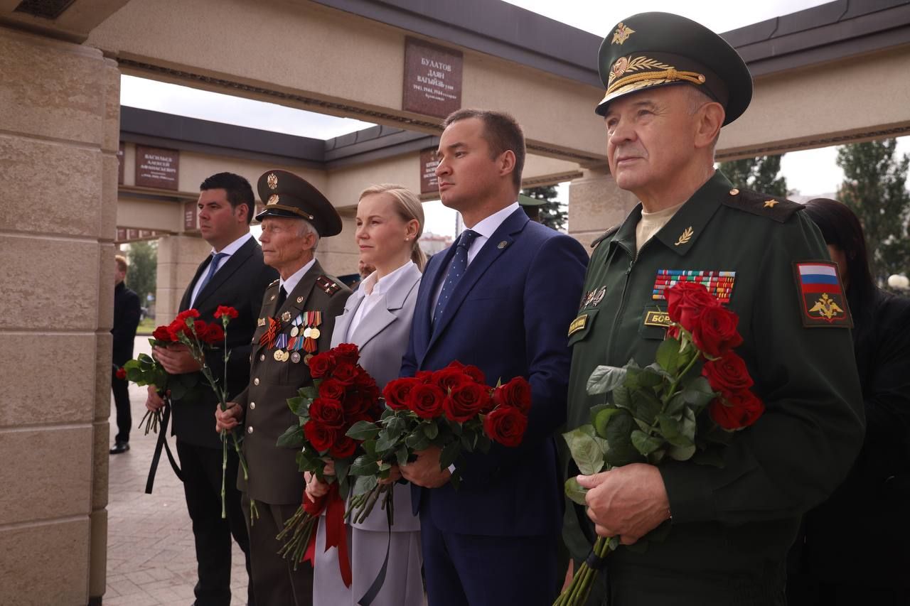 Хусанти Çӗнтерӳ паркӗнчи Ӗмӗрлӗх çулăм патне кунӗпе чечексем хураççӗ