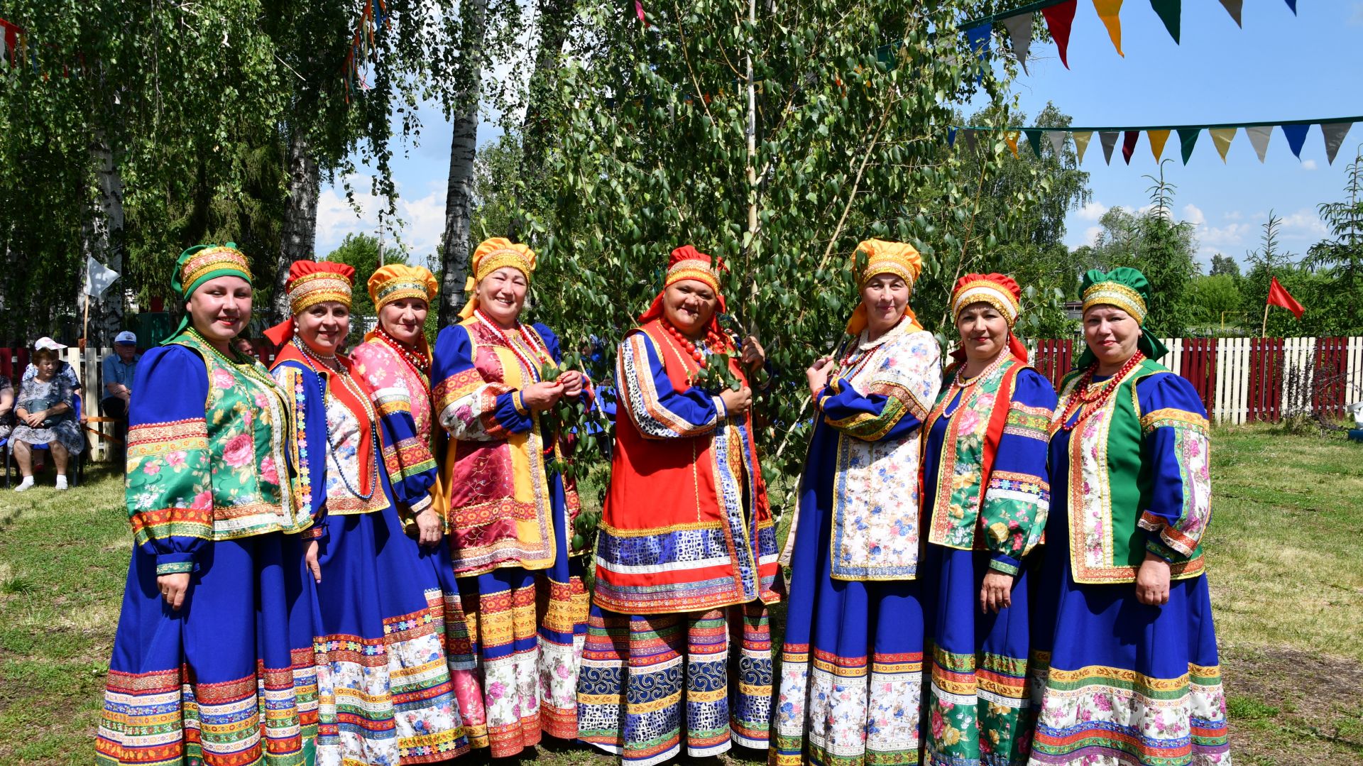 Çак уявăн символӗ – шурă хурăн йывăççи